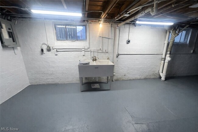 Building Photo - 7014 Thornton Dr