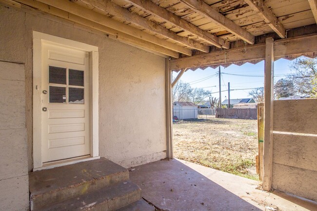 Building Photo - 2 bedroom 1 bathroom house in North Lubbock!