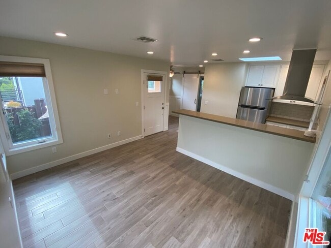 Building Photo - 10740 Aqua Vista St