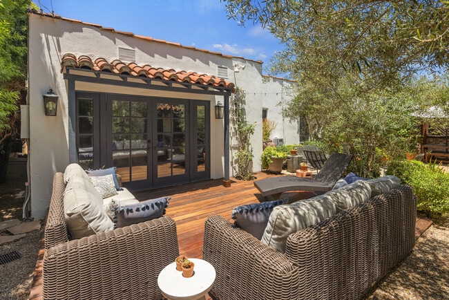 Building Photo - 1116 S La Jolla Ave