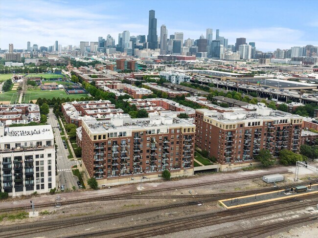 Building Photo - 833 W 15th Pl