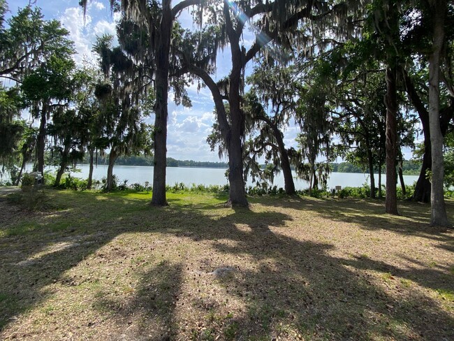 Building Photo - Beautiful Lakefront Condo!