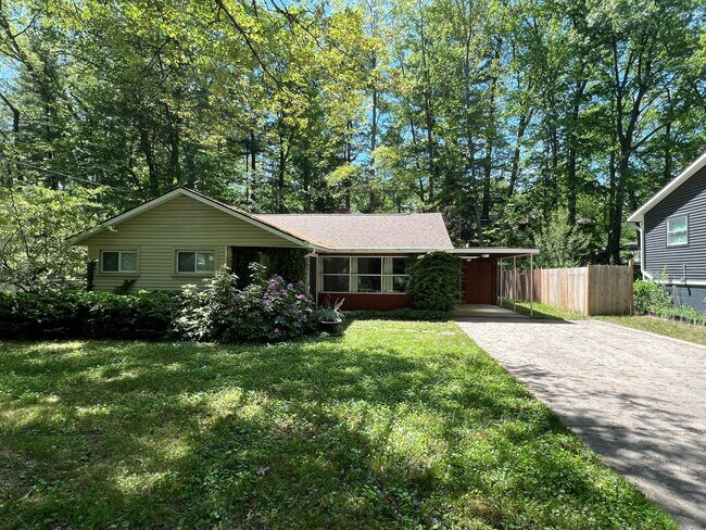 Building Photo - SPACIOUS HOME IN TRAVERSE CITY LOCATED NEAR NMC & EAST BAY