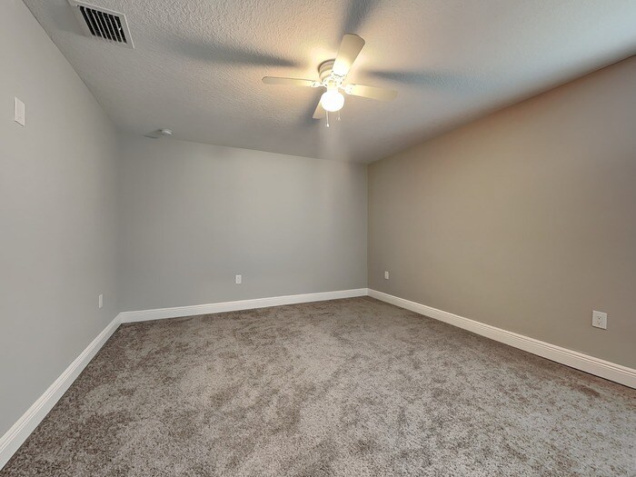 Building Photo - 14915 Pine Crest Rd