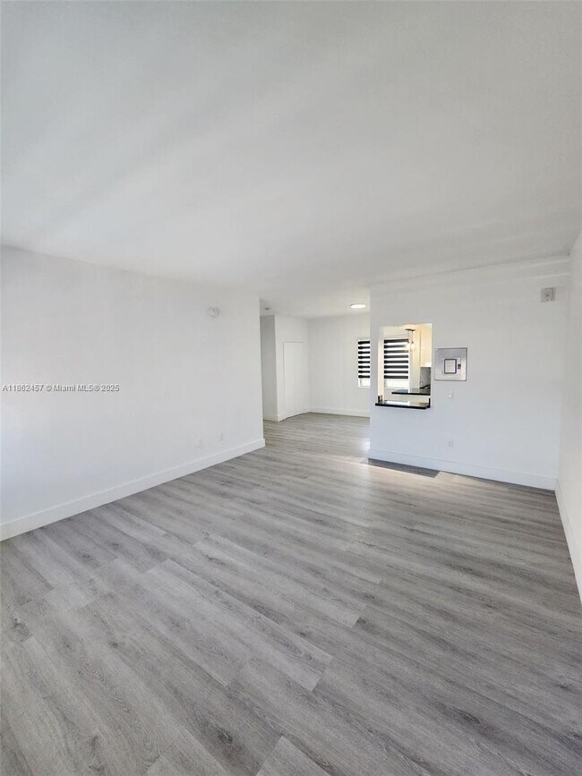 Building Photo - 2101 Normandy Dr