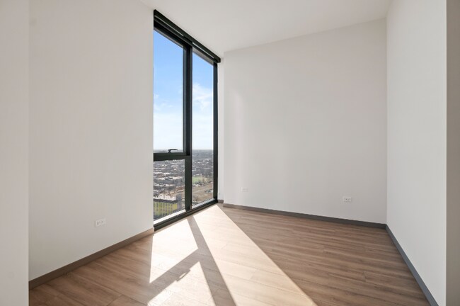 Building Photo - 527 S Damen Ave