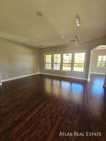 Building Photo - 1076 E Phelps St