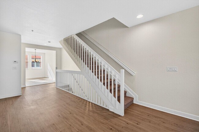 Building Photo - 4 BEDROOMS 3.5 BATHROOMS!! GATED COMMUNITY