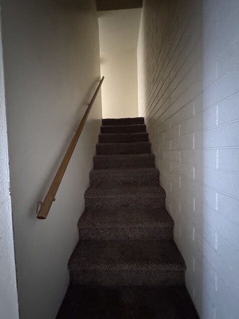 Building Photo - Holiday Gardens Townhome