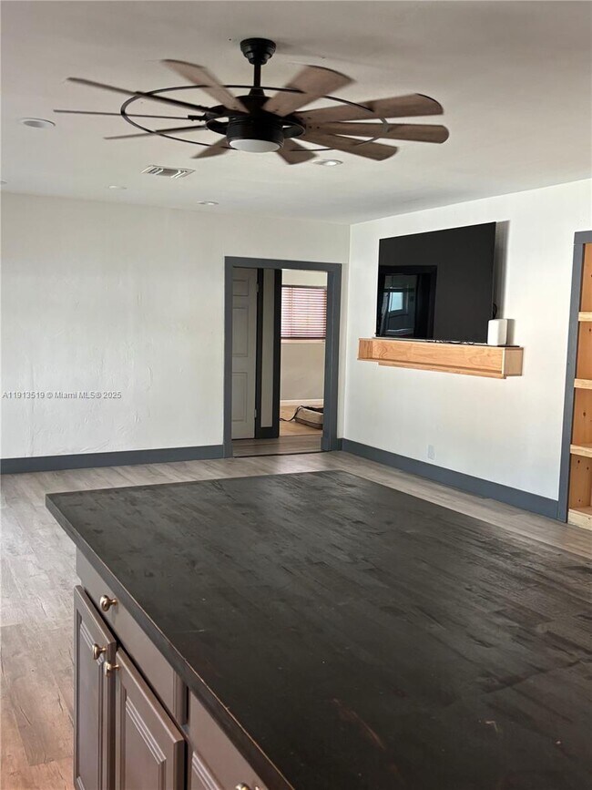 Building Photo - 2002 NE 43rd St