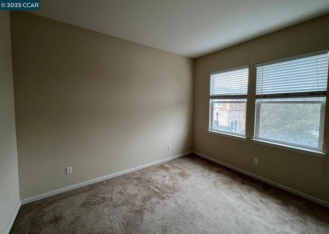 Building Photo - 911 Madrone Ave