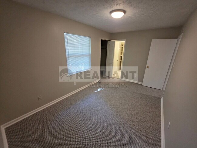 Building Photo - 364 E Tiverton Way