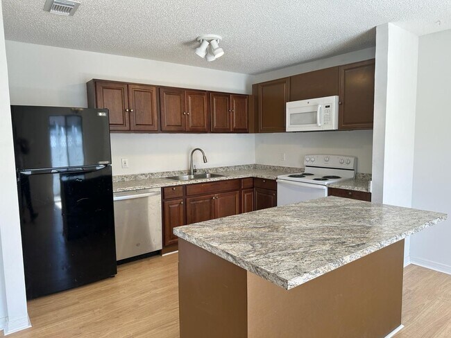 Building Photo - 556 Holly Dr