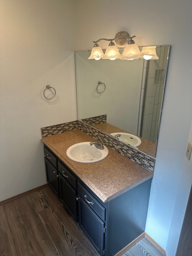 Building Photo - Tranquil & delightful 3-bedroom, 2-bathroo...