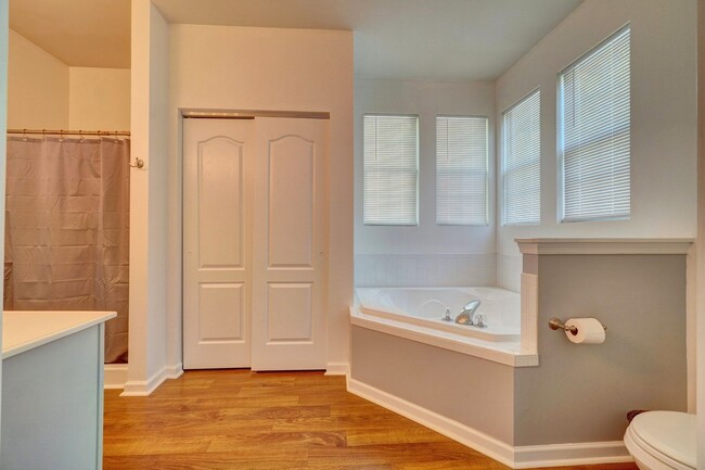 Building Photo - 4 bedroom home in the heart of North Suffolk