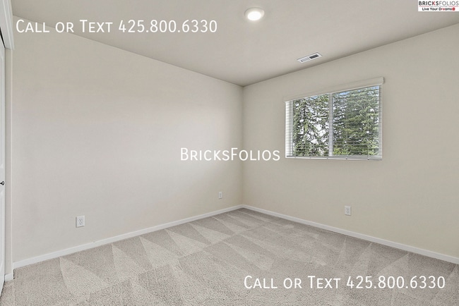 Building Photo - Your Dream Home Awaits in Puyallup – Bonus Offer Included!