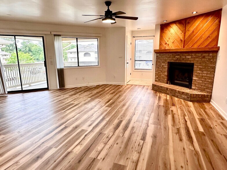 Building Photo - 4210 Pinehurst Cir