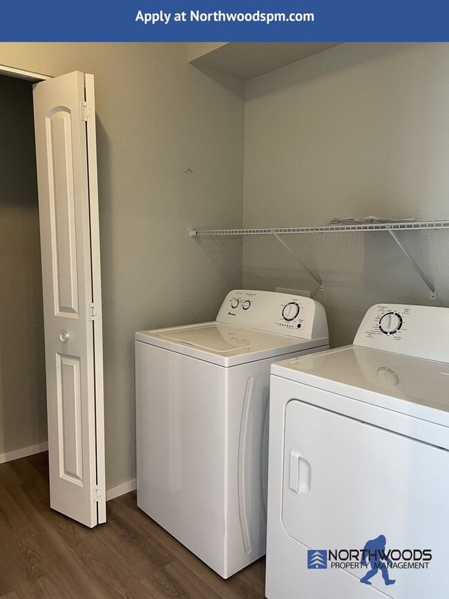 Building Photo - Newer Very Nice 2 Bedroom 1 Bathroom Downs...