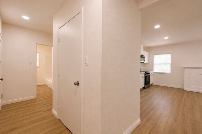 Building Photo - 4723 Arlington Ave
