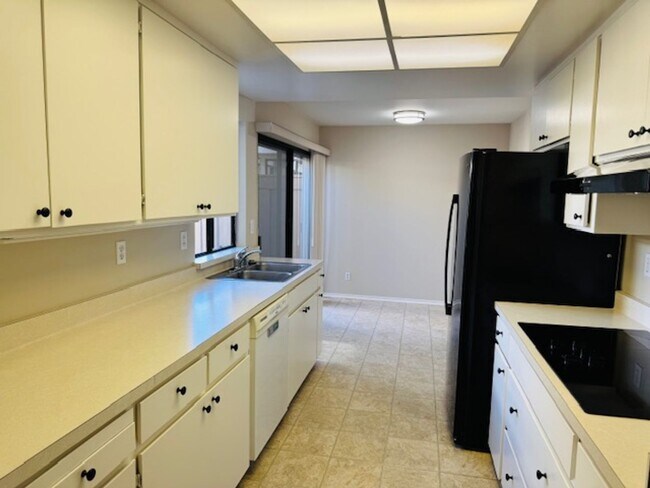 Building Photo - Wonderful, single level townhome w/attached garage available for move-in now!