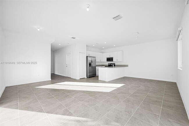 Building Photo - 1400 SE 6th Rd