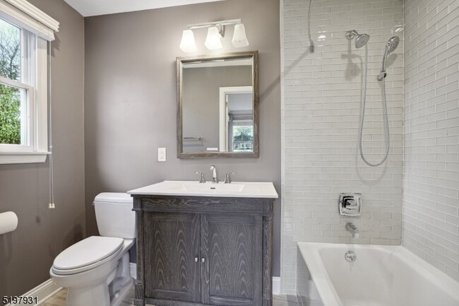 Building Photo - 25 Ruthven Pl