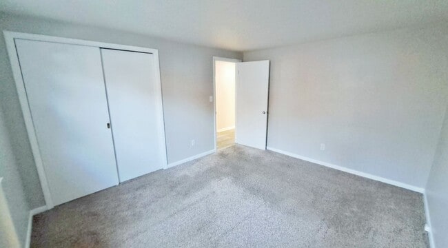 Building Photo - 400-404 Moul Avenue