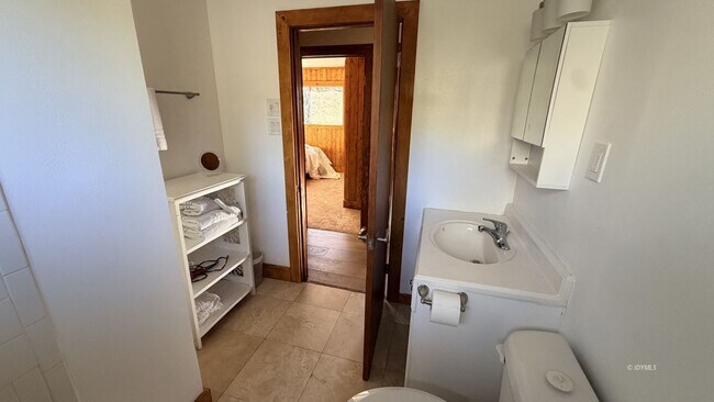 Building Photo - 2 Bedroom View Home