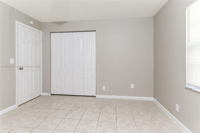 Building Photo - 2152 NE 1st Ct