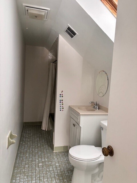 Building Photo - 330 E River Rd