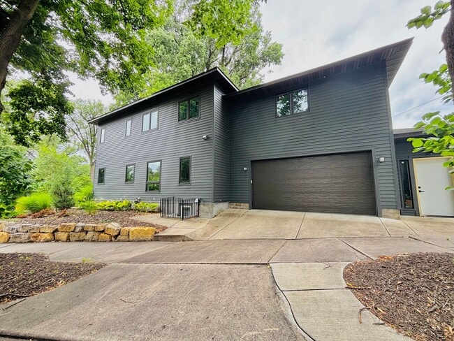 Building Photo - Rare Minnehaha Parkway rental under 5k! Be...