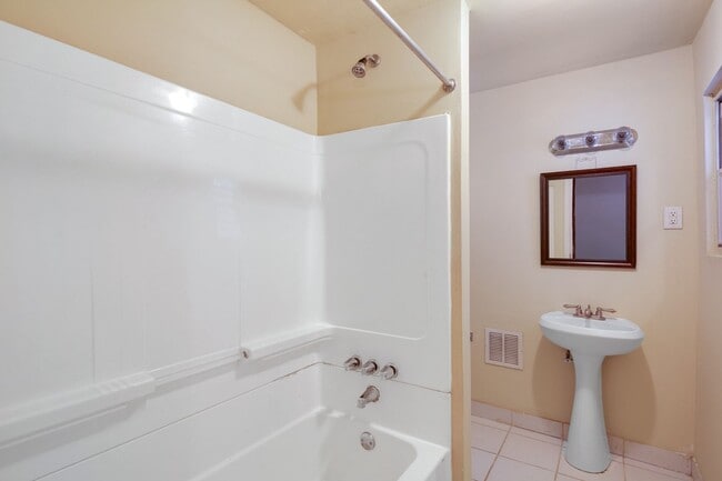 Building Photo - Three Bedroom Graduate Hospital Home with Roof Deck!