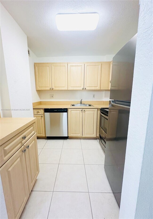 Building Photo - 9350 Fontainebleau Blvd