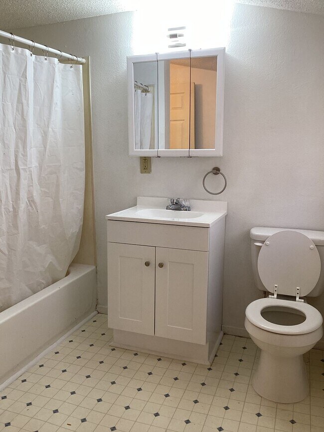 Building Photo - Spacious Vintage 3 Bed 1 Bath!