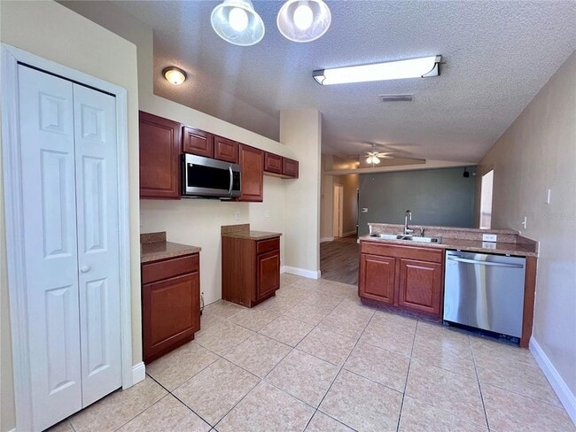 Building Photo - 191 Dahlia Village Cir