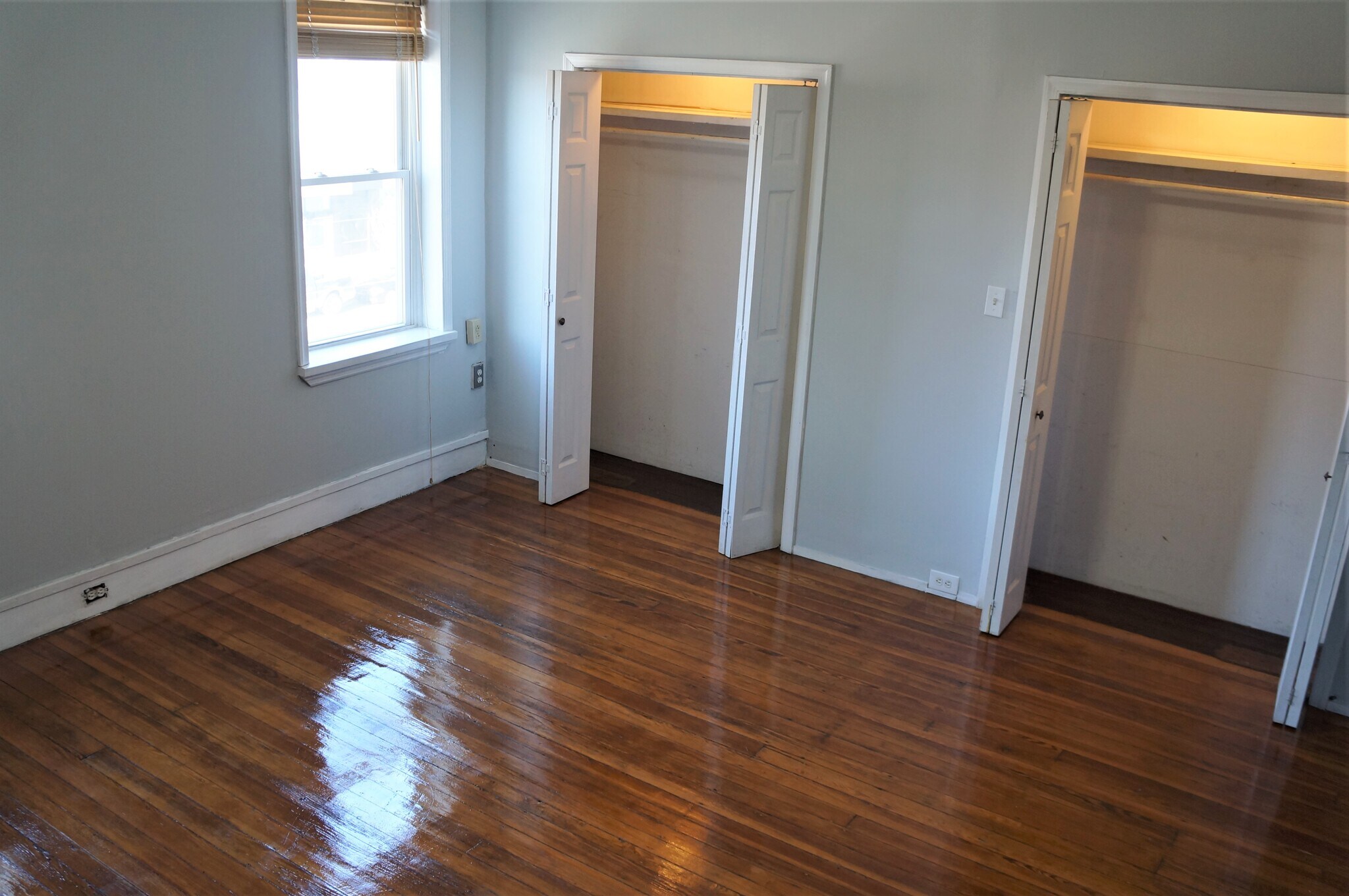 Building Photo - 618 E Girard Ave