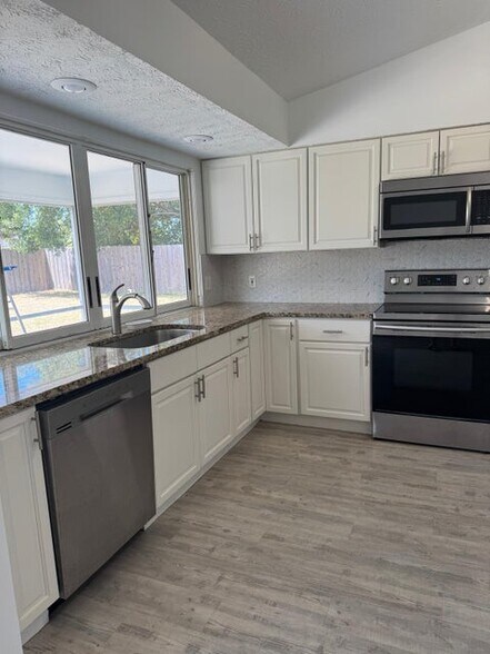 Building Photo - 262 SW Crescent Ave