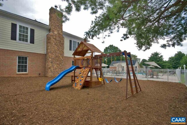 Building Photo - 1221 Villa Ln