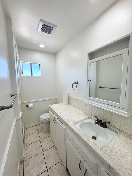 Building Photo - 1324 E Madison Ave