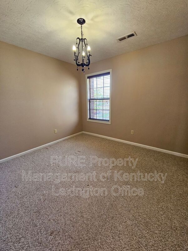 Building Photo - 528 Newbury Way