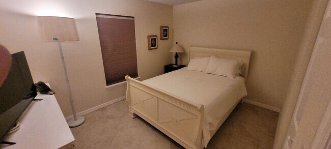 Building Photo - 365 NW Hibiscus St