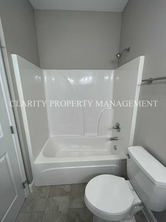 Building Photo - Modern townhome!