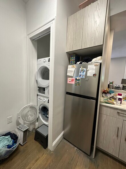 Building Photo - 65 Park Dr