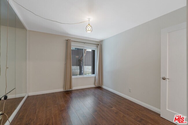 Building Photo - 320 S Ardmore Ave