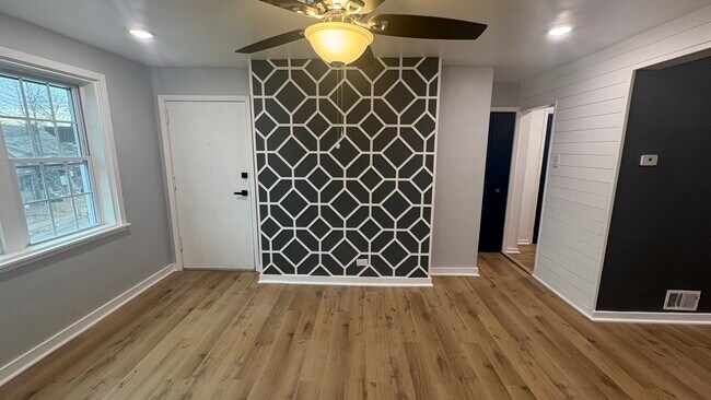 Building Photo - 5618 Phillips Ave