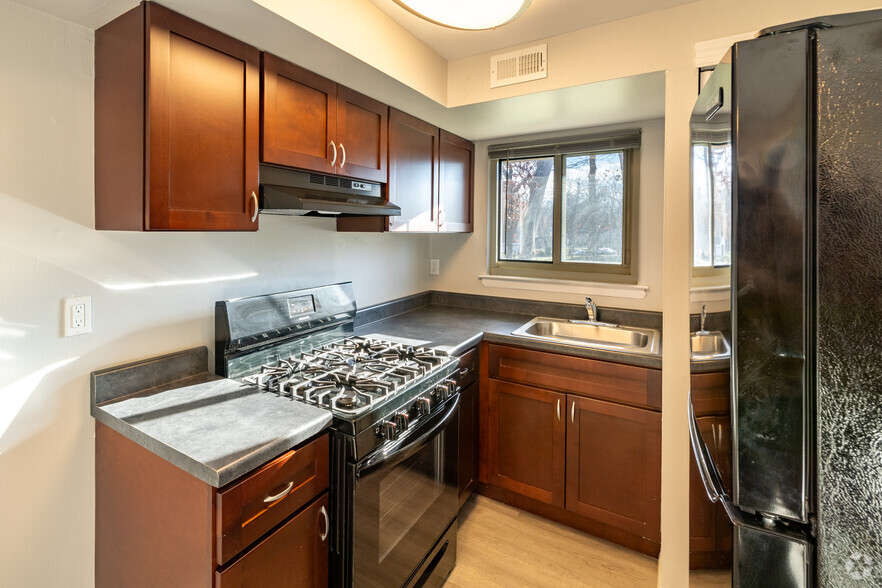 1BR, 1 BA - 566SF - Kitchen - Oakview Apartments