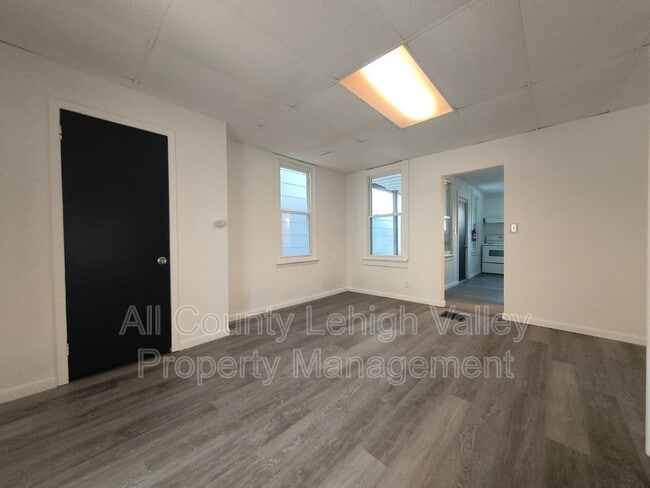 Building Photo - 137 S 12th St