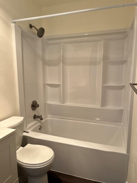 tub/shower - 6623 S 32nd St