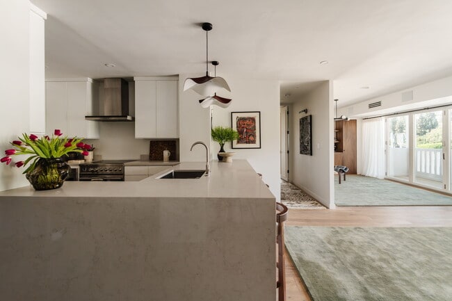 Building Photo - 999 N Doheny Dr