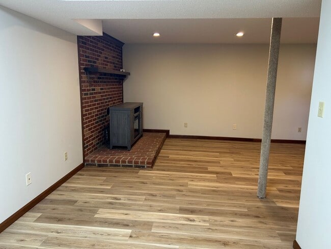 Building Photo - 3 Bedroom / 3 Bath Brick Home - Gray TN